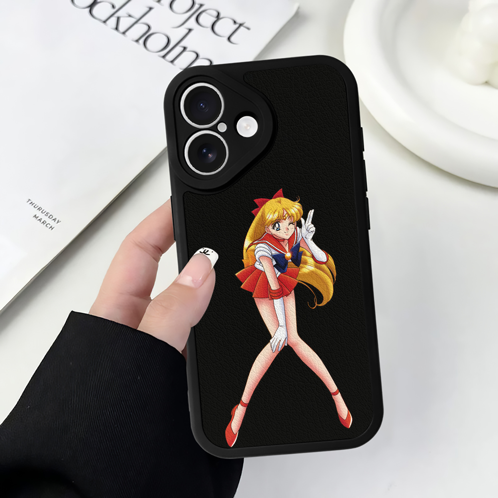 （画像用） 美少女戦士セーラームーン 愛野 美奈子 あいの みなこ Sailor Moon Aino Minako 【iPhone 16シリーズ対応】シリコンスマホケース（レザー調） 材質：シリコン